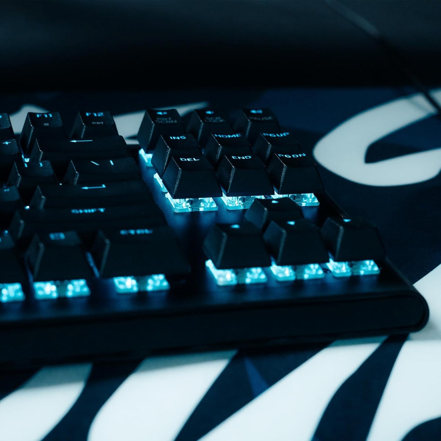 Low-Profile RGB Gaming Keyboard AW510K, Alienfx per Key RGB LED Color Backlighting, Media CONTROLS & USB Passthrough, Cherry MX Low Profile Red Switches